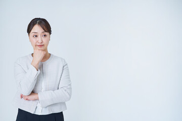 悩むビジネスウーマン