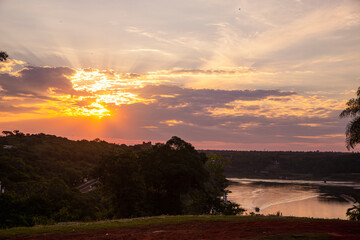 Intersección de los Ríos Paraná e Iguazú en la Triple Frontera al Atardecer
