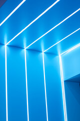 Obraz premium a blue wall with a bright light and a blue background.