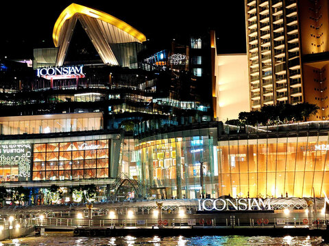 Bangkok, Thailand. November 20, 2024; The beautiful lights of the ICONSIAM building along the Chao Phraya River at night. Chao Phraya River Cruise. 