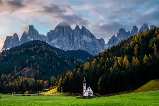 iglesia de San Giovanni en Val di Funes dolomitas con las monta&ntilde;as de fondo