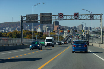 Montréal et circulation sur le pont, jour, horizontal