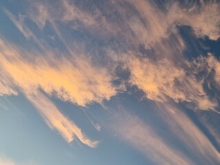 Spektakulärer Wolkenhimmel, der wie eine flauschige Decke wirkt. Die Wolken vermitteln den...