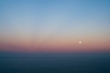 Salida de la luna desde el cielo de Formentera en parapente.