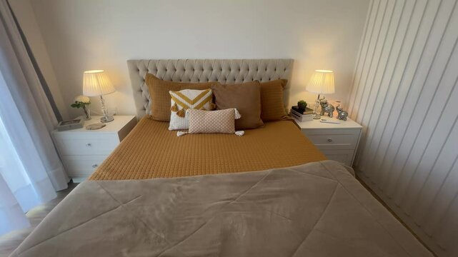 quarto com cama arrumada decora&ccedil;&atilde;o dourada 