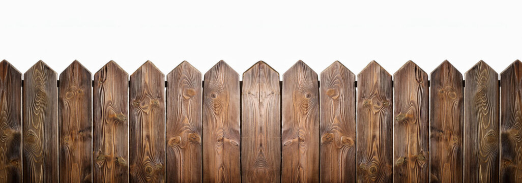Una valla de jardin de tablas de madera oscura sobre fondo blanco