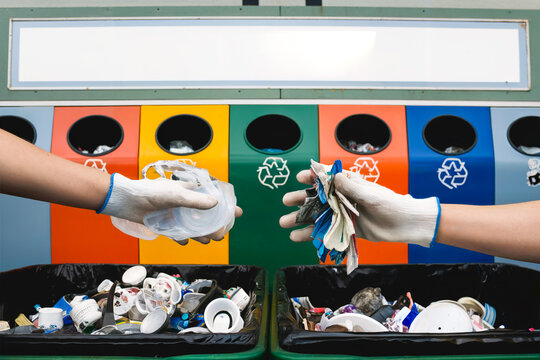 Clasificando residuos urbanos en diferentes cubos de colores. Concepto reciclage, sostenibilidad. Generado con IA