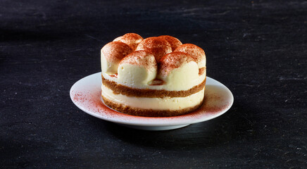 Tiramisu auf weissem Teller Schieferplatte, Dessert, Italien, kakaopulver, süss, 