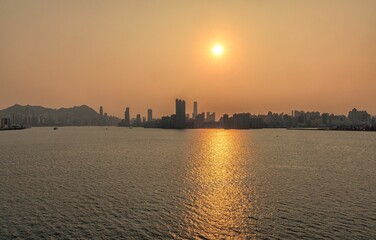 Ein Sonnenuntergang über Hongkong.Orangerot färbt sich die Dunstglocke über den Hochhäusern.