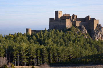 Bosques y vista del Castillo de Loarre en Huesca, provincia de Arag&oacute;n, Espa&ntilde;a