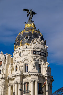 C&uacute;pula del edificio Metropolis en el centro urbano de Madrid, Espa&ntilde;a