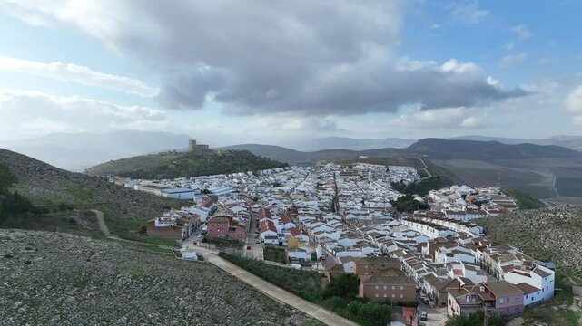 hermoso paisaje con el municipio de Teba en la provincia de M&aacute;laga, Espa&ntilde;a
