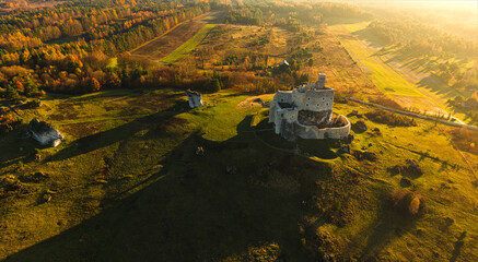Ruiny zamku w małej wiosce Mir&oacute;w otulone światłem zachodzącego słońca .