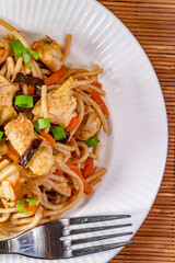 Fried noodles with chicken and vegetables.