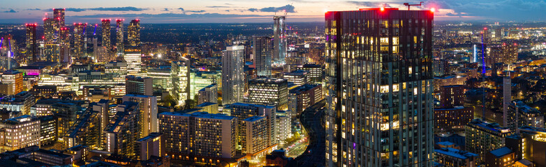 Obraz premium Panoramic aerial image of Manchester cityscape over Trinity way at twilight 