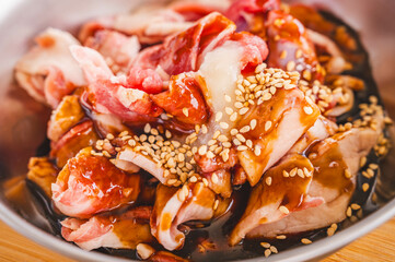 調味料に漬ける生ラム肉