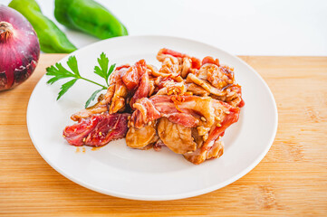 皿に盛った味付けラム肉