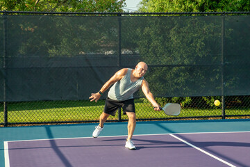 Obraz premium Male Pickleball Player Returns Serve