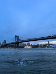 Naklejka premium manhattan bridge at night