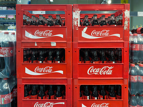 Stare, old schoolowe, retro, vintage skrzynki Coca - Coli, szklane butelki z Colą, butelki w skrzynkach.