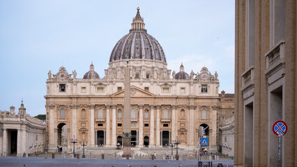 Obraz premium A magnificent view of St. Peter Basilica in Vatican City, showcasing its iconic dome, intricate facade, and timeless beauty.