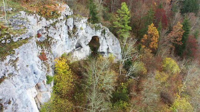 Das Felsenschloss bei Gammertingen ist ein nat&uuml;rlich entstandener Natursteinbogen. Die Felsformation ist durch Erosion entstanden, also ein beeindruckendes Naturwunder. 