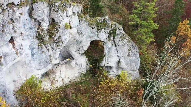 Das Felsenschloss bei Gammertingen ist ein nat&uuml;rlich entstandener Natursteinbogen. Die Felsformation ist durch Erosion entstanden, also ein beeindruckendes Naturwunder. 