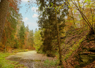 Märchensee, wunderbarer See in einem alten Steinbruch, mystischer und idyllischer Ort zwischen Pfaffenberg und Wendelsheim in der Umgebung von Tübingen 
