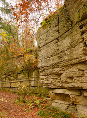 Riesiger Felsbrocken und sandstone aus dem Steinbruch am Rande des mystischen Wanderwegs zwischen...