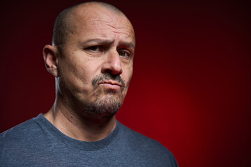 Obraz premium Man with a skeptical expression