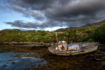 Obraz premium Old Ship Wreck In The Harbor Of Village Kyleakin At The Atlantic Coast Of The Isle Of Skye In Scotland, UK