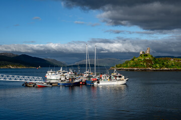 Fototapeta premium Ruin Of Castle Moil In The Harbor Of Village Kyleakin At The Atlantic Coast Of The Isle Of Skye In Scotland, UK