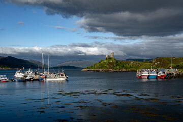 Fototapeta premium Ruin Of Castle Moil In The Harbor Of Village Kyleakin At The Atlantic Coast Of The Isle Of Skye In Scotland, UK
