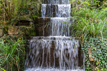 un petit cascade dans le parc Orangerie à Strasbourg