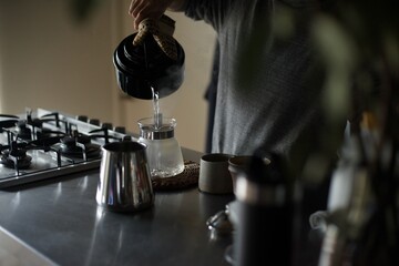 コーヒーを淹れるために器具をお湯で温めるところ