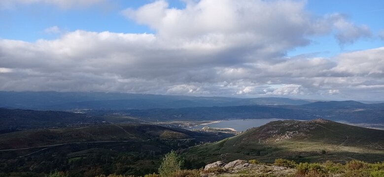 Panor&aacute;mica del embalse de Salas en Mu&iacute;&ntilde;os, Galicia