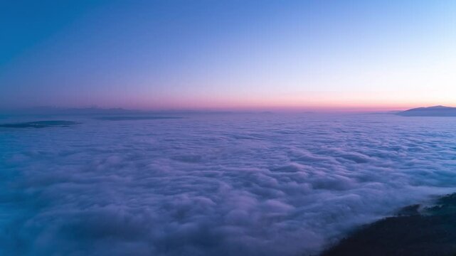 Timelapse de la mer de brouillard sur la plaine suisse.