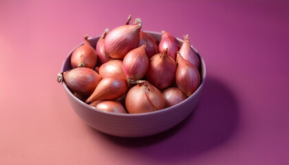 Obraz premium Fresh Shallots in a bowl on Pastel purple red background