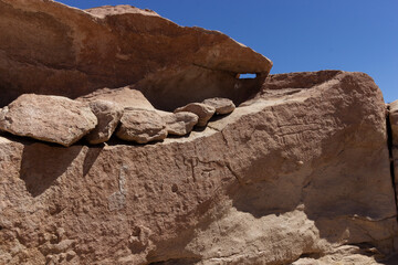 rocas talladas en medio del desierto de Atacama, petroglifos de yerbas buenas, San Pedro de...