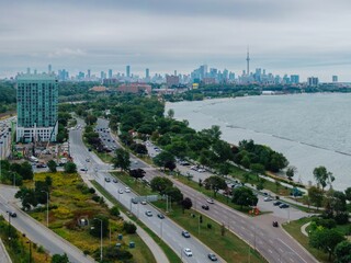 Obraz premium Sunnyside park and Lakeshore Boulevard on the shore of Lake Ontario. Humber Bay, Toronto, Ontario, Canada.