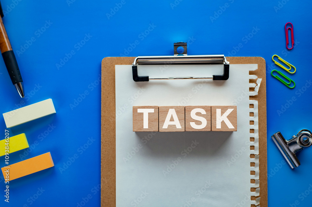Aufkleber there is wood cube with the word task. it is as an eye-catching image.