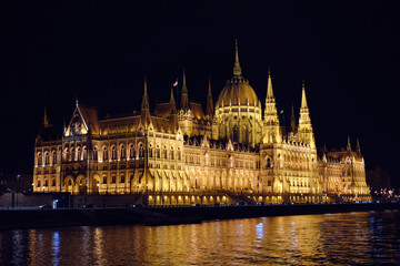 Fototapeta premium Budapest Parliament Building illuminated at night