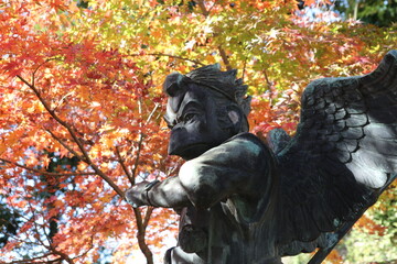 秋の鎌倉。建長寺の紅葉。半蔵門の烏天狗。