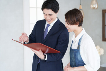 物件の内見をする不動産営業マンと開業する女性
