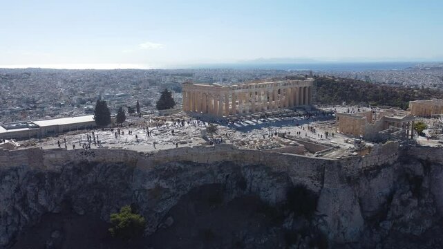 V&iacute;deo a&eacute;reo mostrando a ic&ocirc;nica vis&atilde;o do Parthenon e da Acr&oacute;pole em Atenas, Gr&eacute;cia, destacando a arquitetura hist&oacute;rica e o charme cultural da antiga cidade