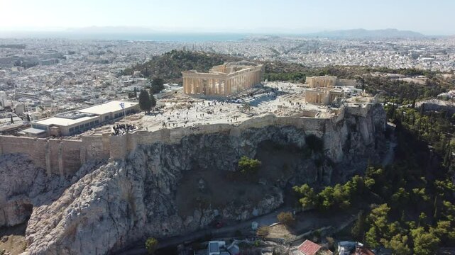 V&iacute;deo em 4K com vis&atilde;o a&eacute;rea da Acr&oacute;pole de Atenas, destacando o Parthenon e outros monumentos hist&oacute;ricos, capturados por drone, oferecendo uma perspectiva &uacute;nica da antiga cidade grega