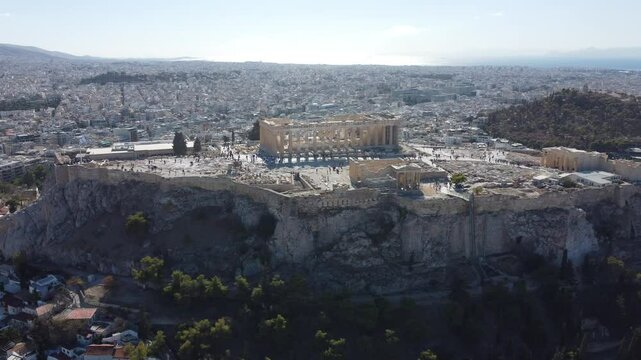 Vis&atilde;o a&eacute;rea do Parthenon em Atenas, Gr&eacute;cia, capturando sua grandiosidade hist&oacute;rica e arquitetura antiga. O v&iacute;deo mostra a beleza do templo e sua localiza&ccedil;&atilde;o imponente na cidade