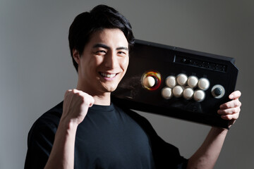 プロゲーマーの男性（格ゲー・アケコン）