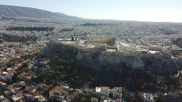 Cidade de Atenas, destacando o Partenon na Acr&oacute;pole. O majestoso templo grego &eacute; capturado de cima, com a cidade hist&oacute;rica ao redor, iluminada pelo sol.