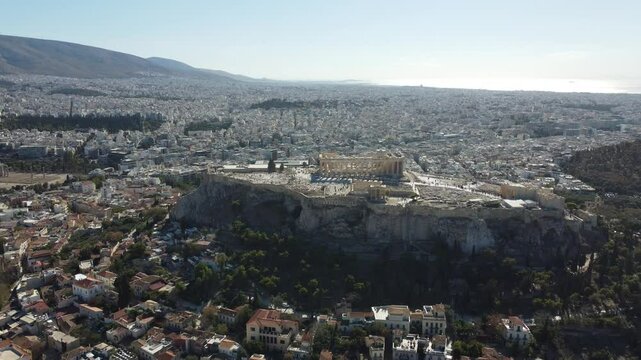 V&iacute;deo com vis&atilde;o a&eacute;rea da cidade de Atenas, destacando o Partenon na Acr&oacute;pole. O majestoso templo grego &eacute; capturado de cima, com a cidade hist&oacute;rica ao redor, iluminada pelo sol